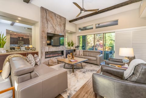 Red Rock Leisure | 360° Views, Hot Tub & Rooftop