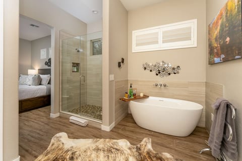 Red Rock Leisure | 360° Views, Hot Tub & Rooftop
