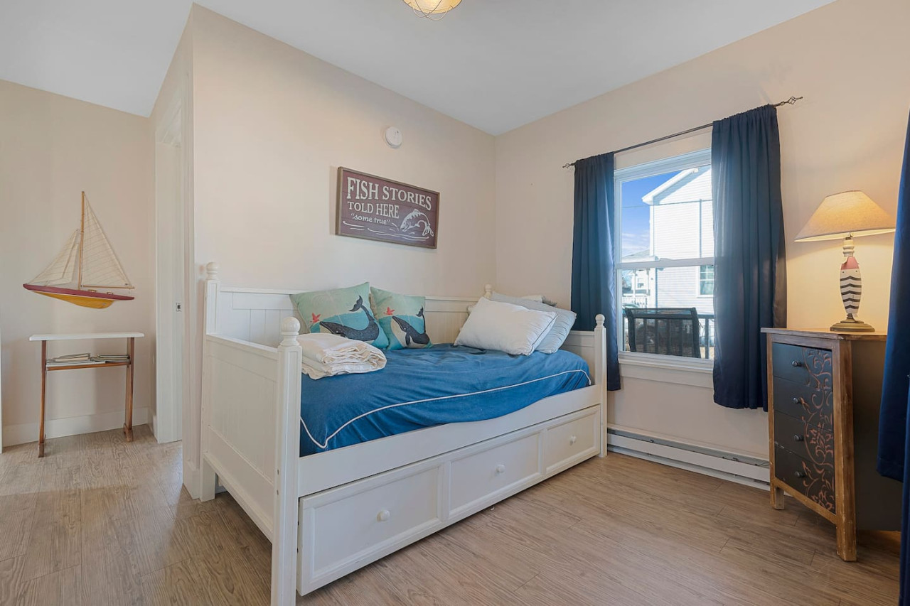 renovated-coastal-haven:-camp-ellis-classic-escape/