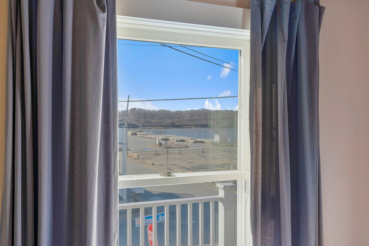 renovated-coastal-haven:-camp-ellis-classic-escape/