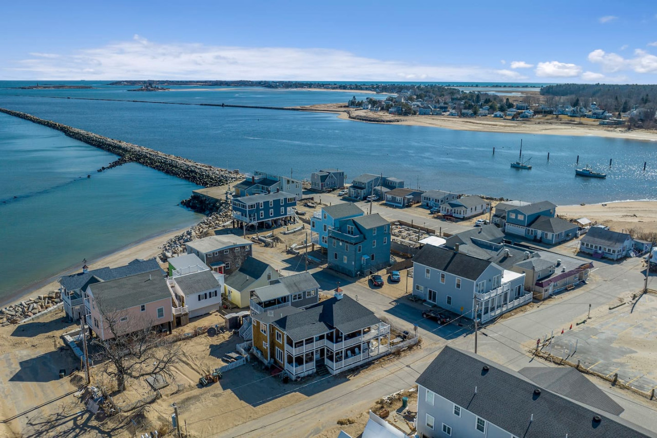 renovated-coastal-haven:-camp-ellis-classic-escape/