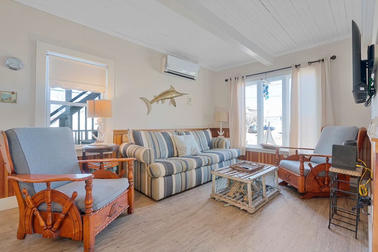 renovated-coastal-haven:-camp-ellis-classic-escape/