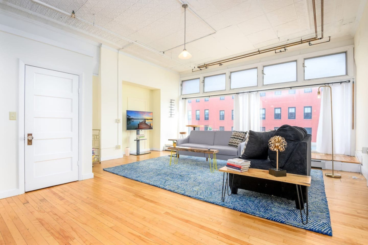 Downtown Bangor: Scenic Views & Urban Comfort - Bangor