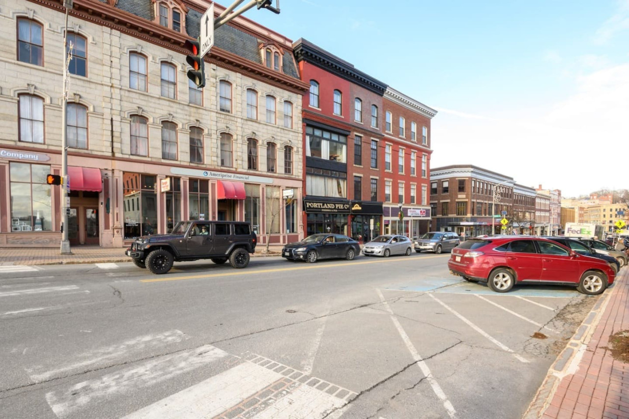 Downtown Bangor: Scenic Views & Urban Comfort - Bangor