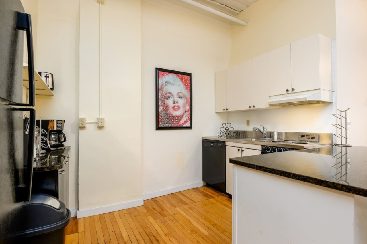 Downtown Bangor: Scenic Views & Urban Comfort - Bangor