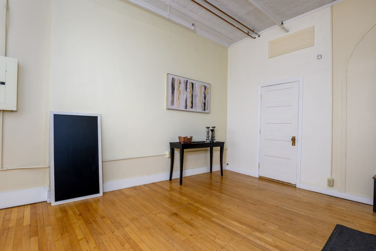 Downtown Bangor: Scenic Views & Urban Comfort - Bangor