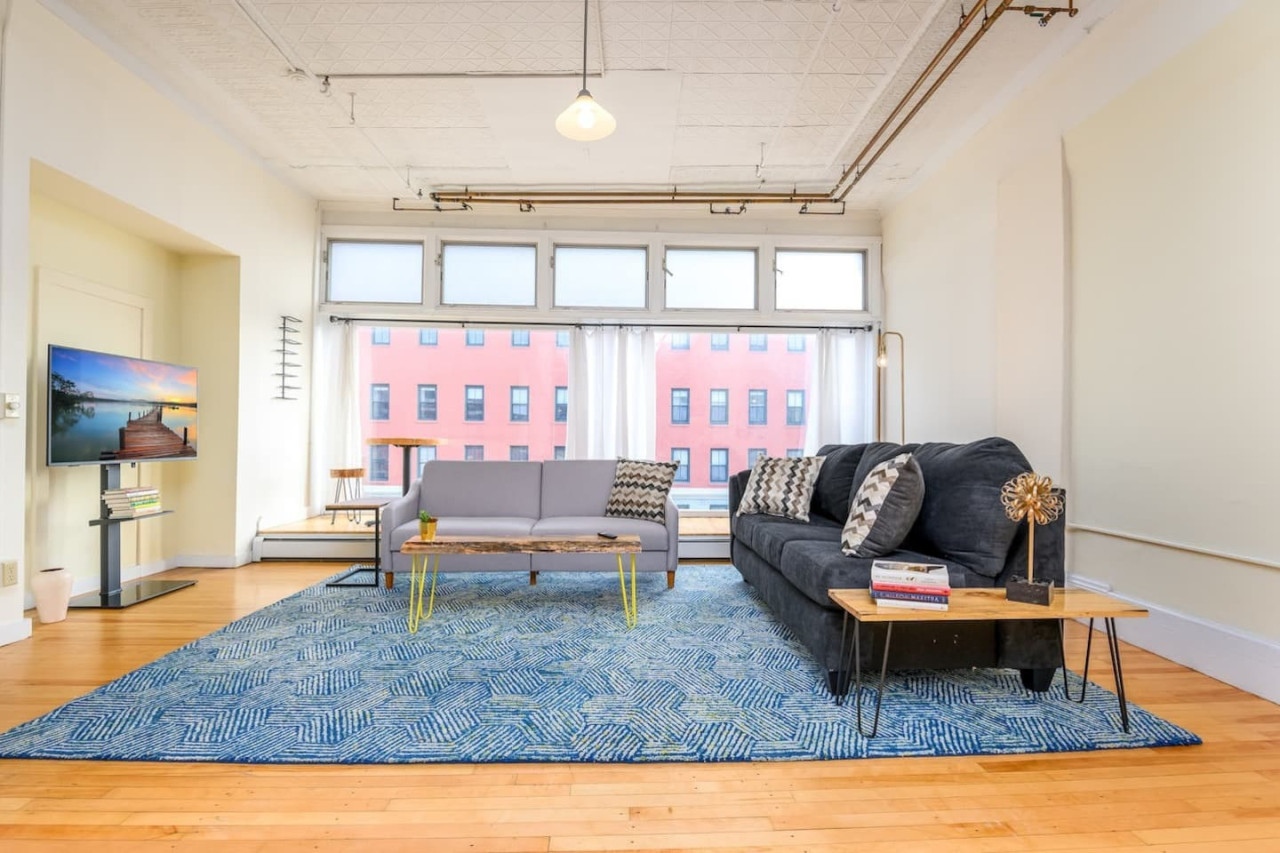 Downtown Bangor: Scenic Views & Urban Comfort - Bangor