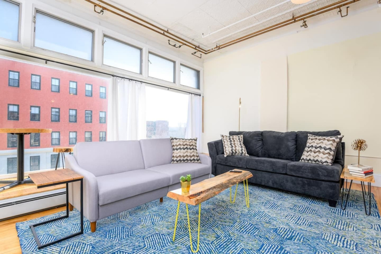 Downtown Bangor: Scenic Views & Urban Comfort - Bangor