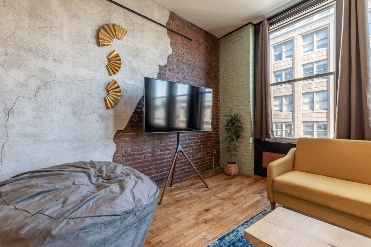 Chic Downtown Retreat | Rooftop Oasis - Bangor