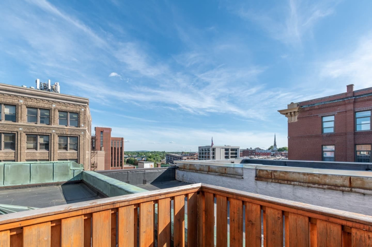 Chic Downtown Retreat | Rooftop Oasis - Bangor