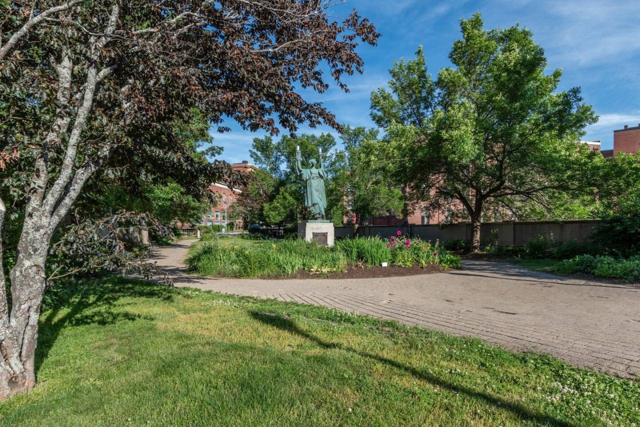 Chic Downtown Retreat | Rooftop Oasis - Bangor