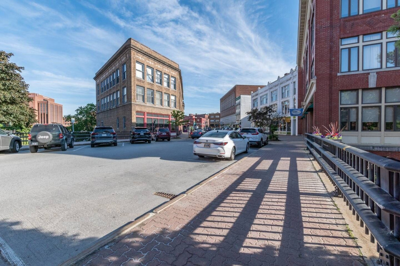 Chic Downtown Retreat | Rooftop Oasis - Bangor