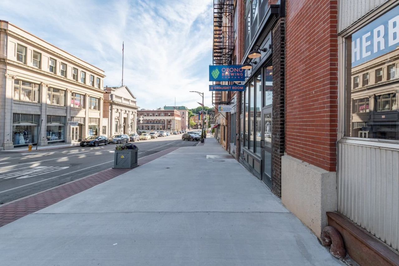 Chic Downtown Retreat | Rooftop Oasis - Bangor