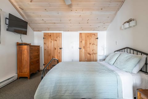 Charming Cabin Getaway: Sunrise and Sunset Views