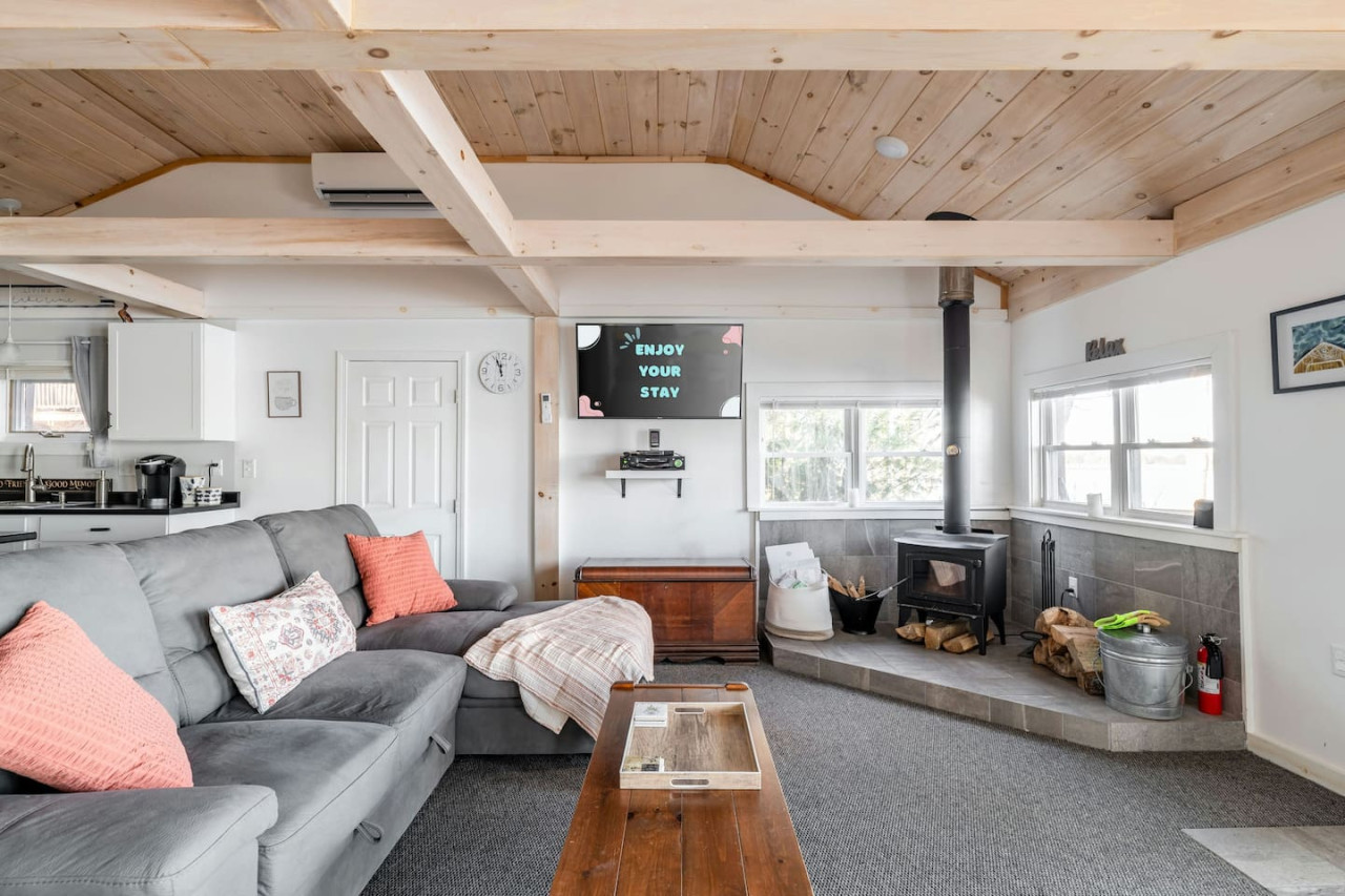 Charming Cabin Getaway: Sunrise and Sunset Views