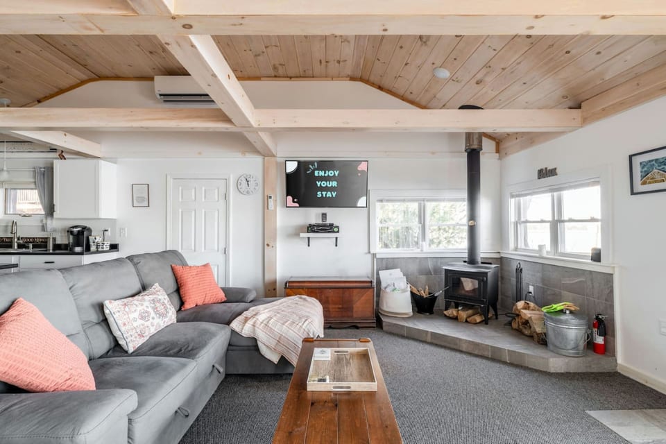 Charming Cabin Getaway: Sunrise and Sunset Views - Eddington