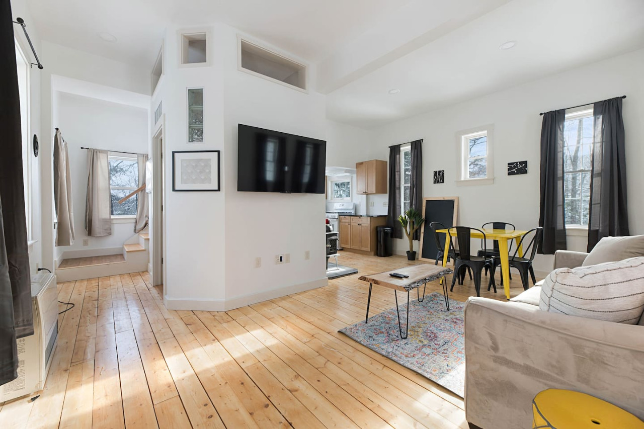 Lakeside Cabin Escape near Swan Lake