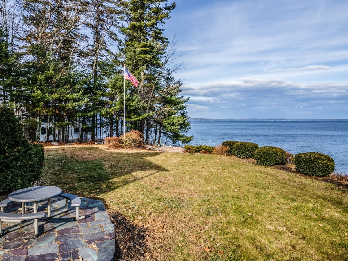 sebago-lake-retreat-or-sleeps-10-or-lakefront-views/