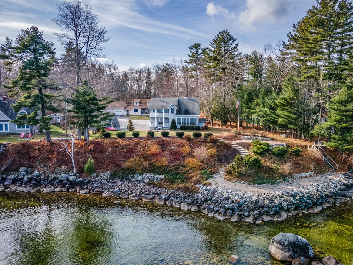 sebago-lake-retreat-or-sleeps-10-or-lakefront-views/