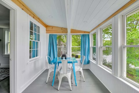 Spacious Lakeside Retreat: 4-Bedroom | Game Room