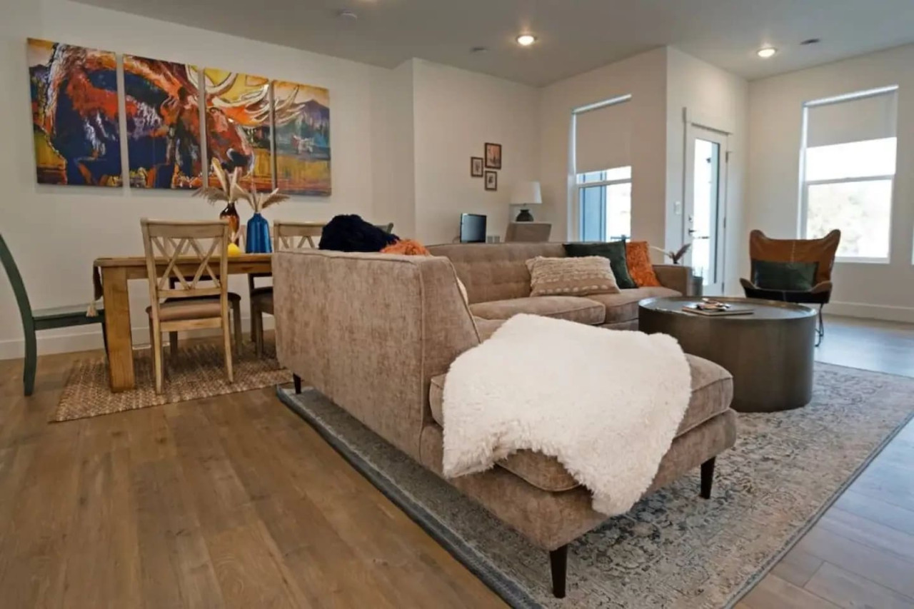 modern-3br-ski-retreat-or-mountain-views-and-garage/