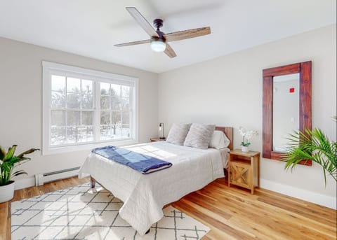 Newly Constructed Two-BR Retreat Near Portland