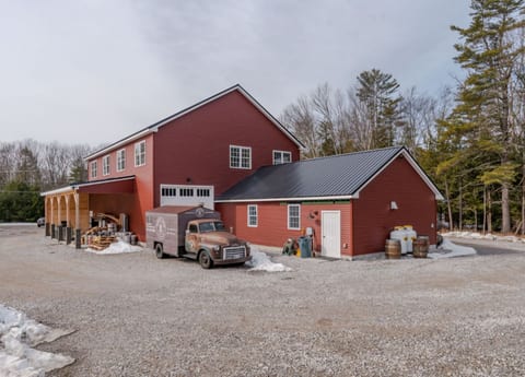 Newly Constructed Two-BR Retreat Near Portland
