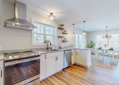 Newly Constructed Two-BR Retreat Near Portland