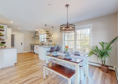 Newly Constructed Two-BR Retreat Near Portland