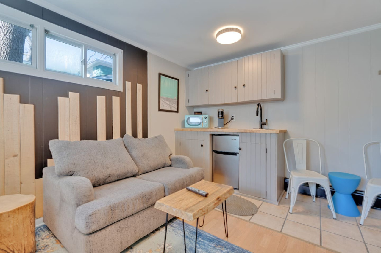 Fun Vibes Motel Suite: Your Compact Comfort Zone