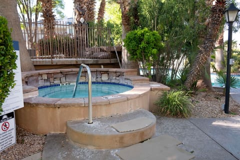 Las Palmas Resort: 3 BR, Hot tub, Pool, Parking