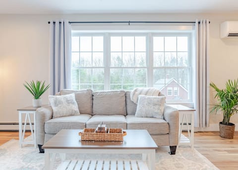 Countryside Oasis: Charming 1BR Farmhouse Getaway