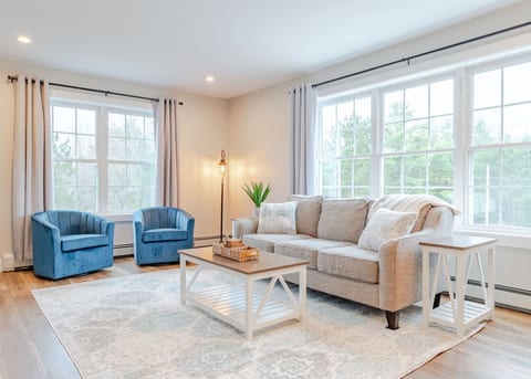 Countryside Oasis: Charming 1BR Farmhouse Getaway