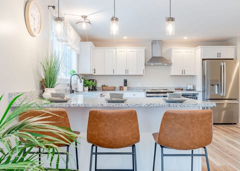 Countryside Oasis: Charming 1BR Farmhouse Getaway