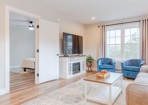 Countryside Oasis: Charming 1BR Farmhouse Getaway