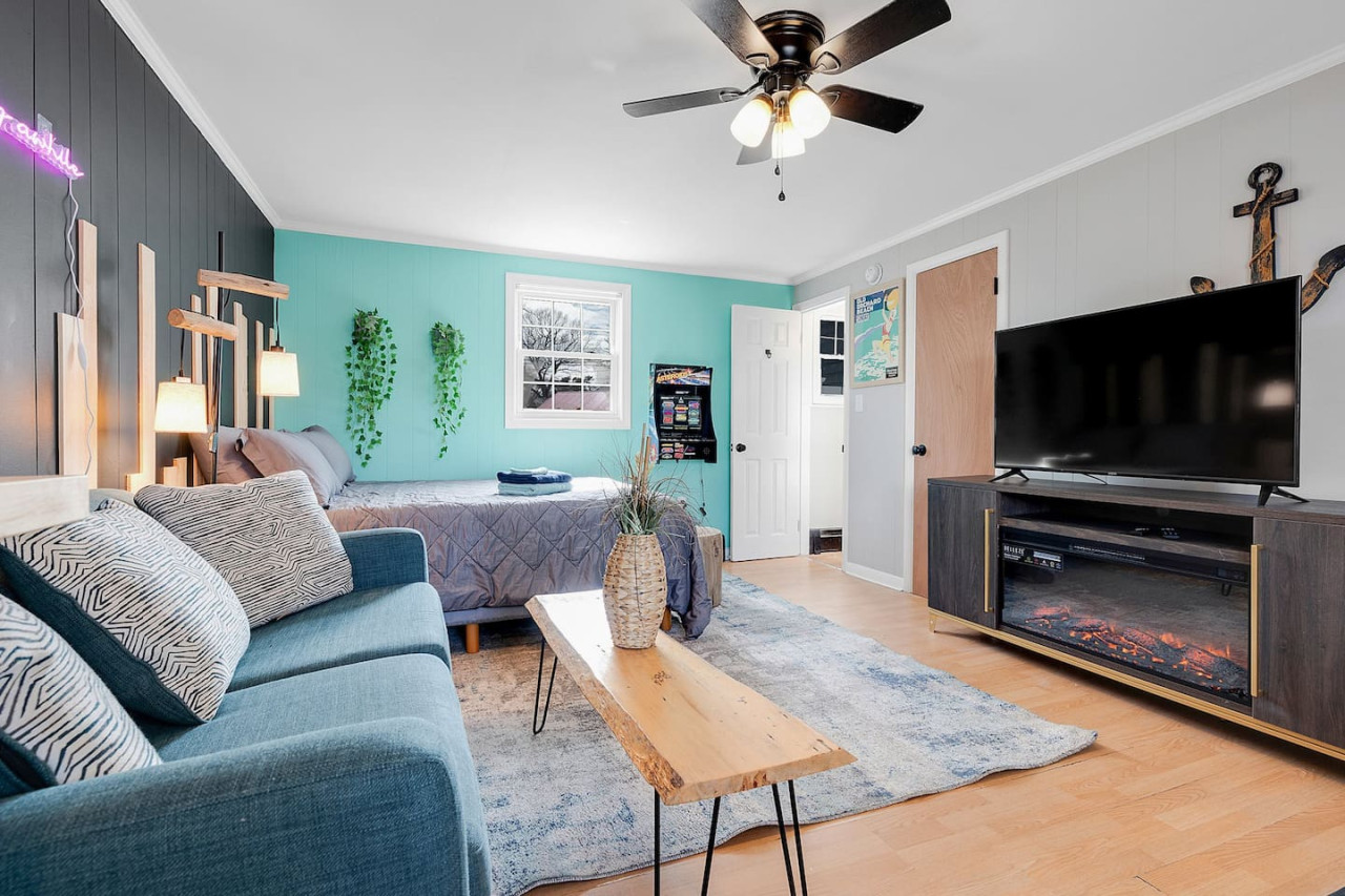 Fun Vibes Motel Suite: Trendy Stay