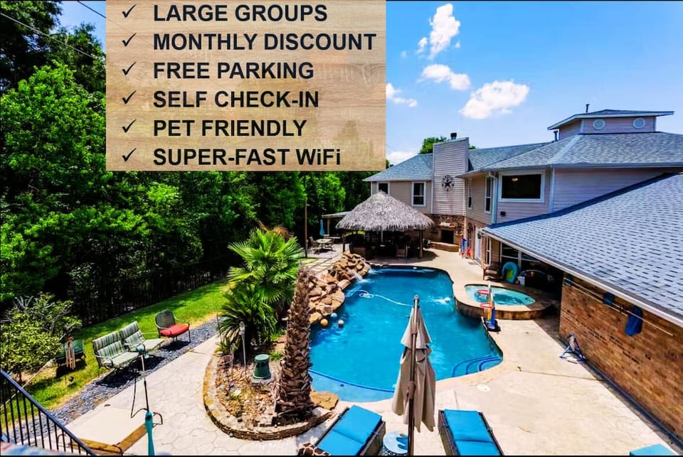 Full view of the pool: Relaxing and captivating pool and hot tub with a tiki hut.