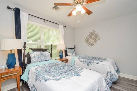 Recharge your batteries in the peaceful ambiance of our inviting bedroom.