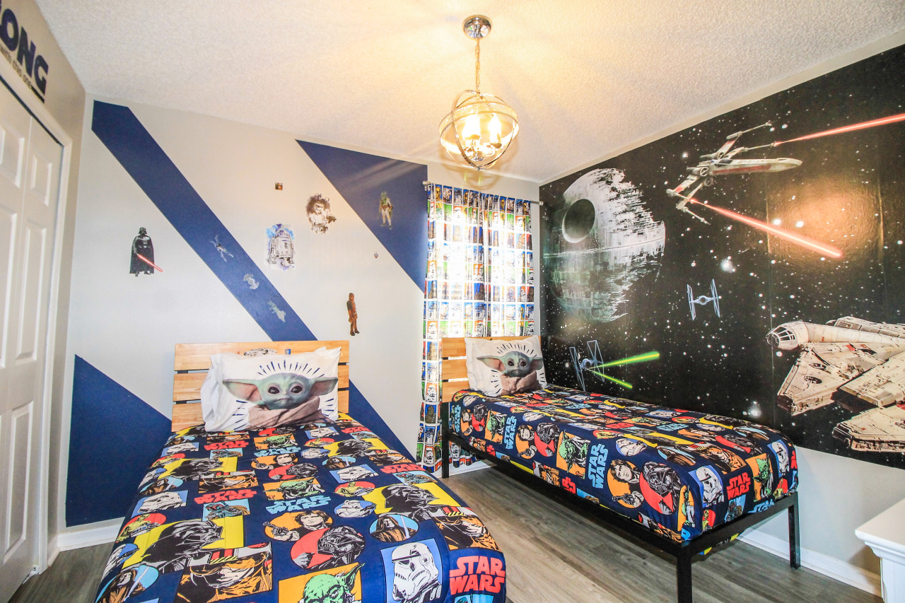 disney-dream:-8-bdr-themed-rooms-pool-and-games/