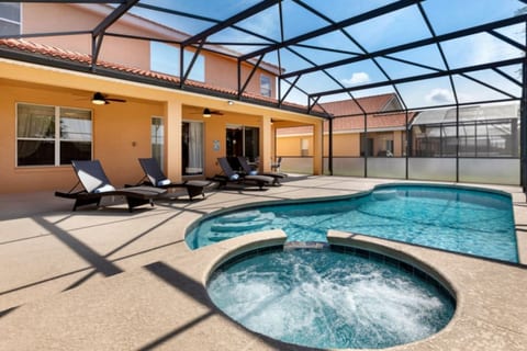 Spacious Family Villa: 6 Bdr Large Pool, Spa & Resort Amenities!