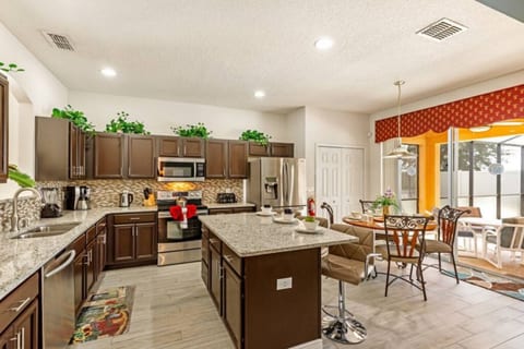 Spacious Family Villa: 6 Bdr Large Pool, Spa & Resort Amenities!