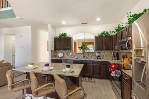 Spacious Family Villa: 6 Bdr Large Pool, Spa & Resort Amenities!