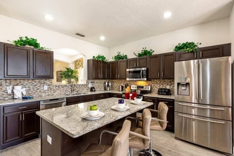 Spacious Family Villa: 6 Bdr Large Pool, Spa & Resort Amenities!