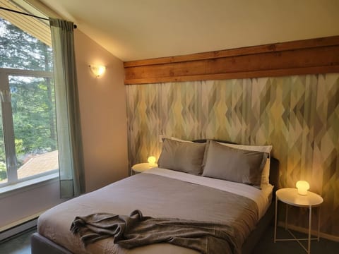 Rainforest Retreat · Relaxing 1 bdr + den rainforest retreat with patio