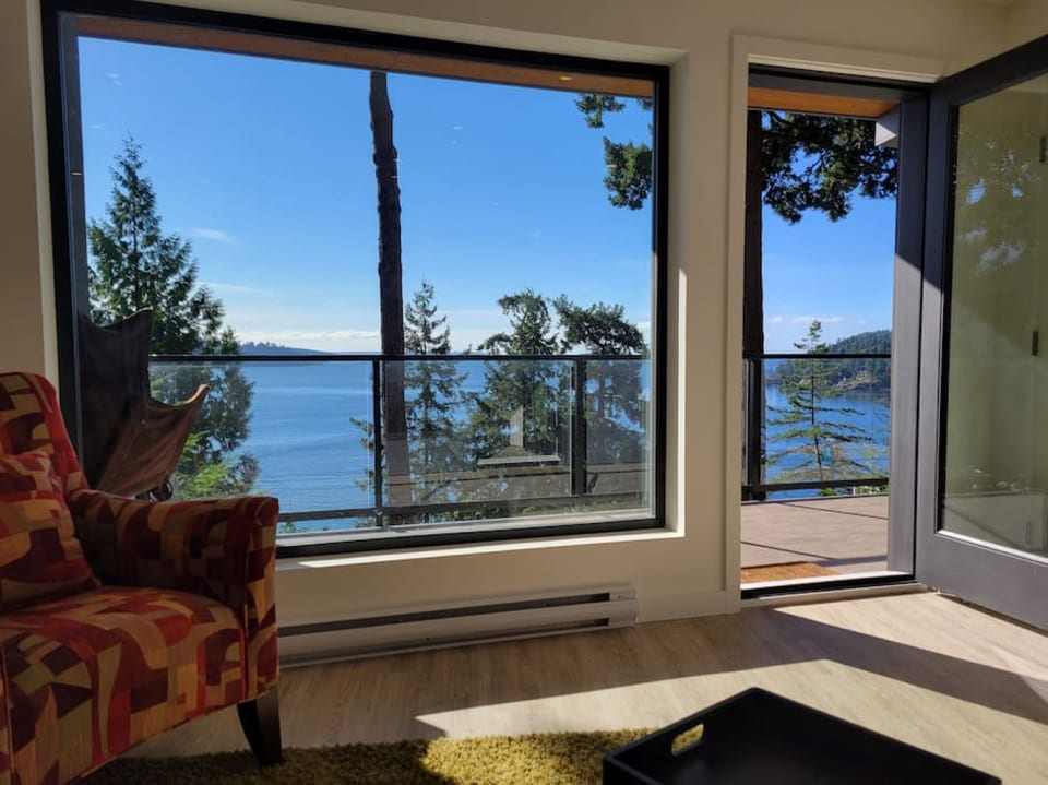 J&J's · Exquisite and brand new 1-bedroom ocean view suite - Bowen Island