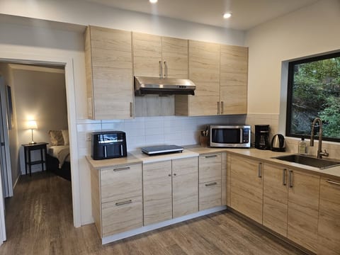 J&J's · Exquisite and brand new 1-bedroom ocean view suite