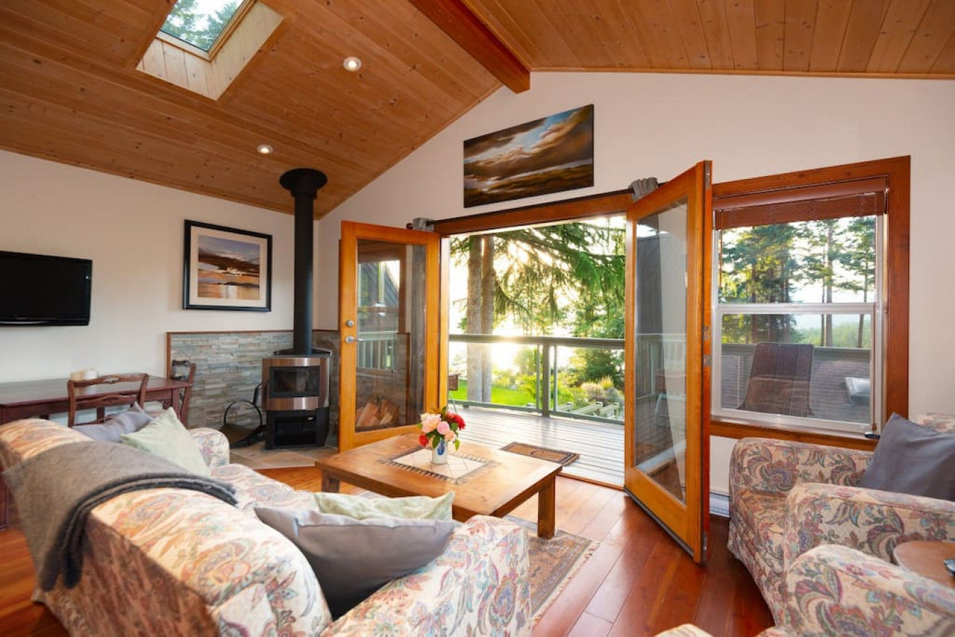 Caboose · Lovely ocean & mountain views cottage