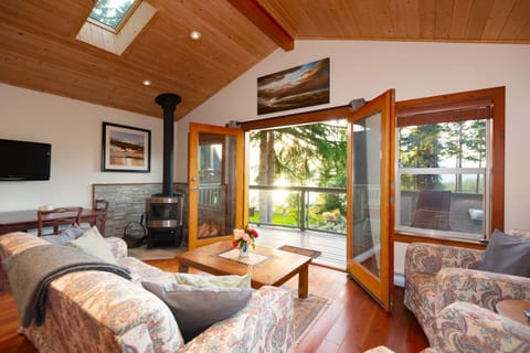 Caboose · Lovely ocean & mountain views cottage
