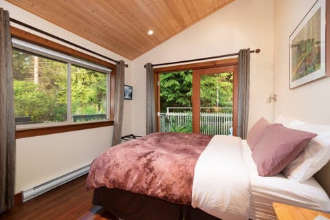 Caboose · Lovely ocean & mountain views cottage