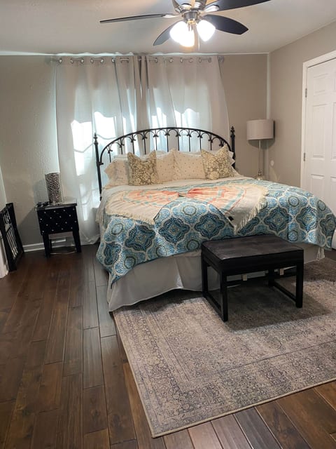 Charming Home Near IAH, Minutes from Malls!
